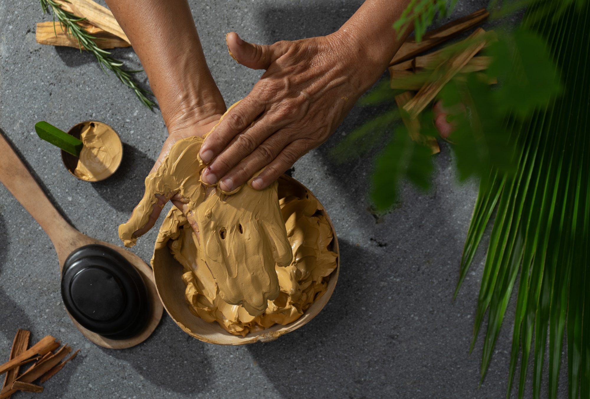 Manos con barro maya