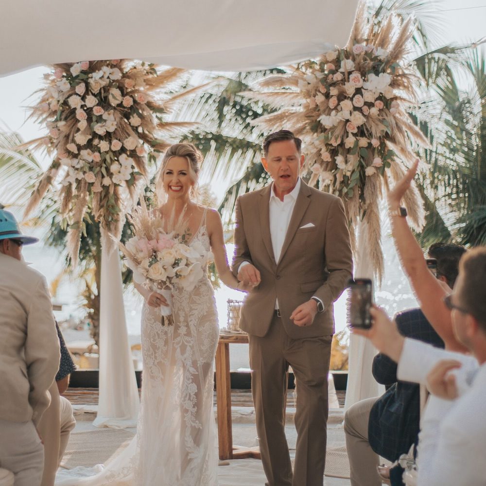 Pareja caminando al altar